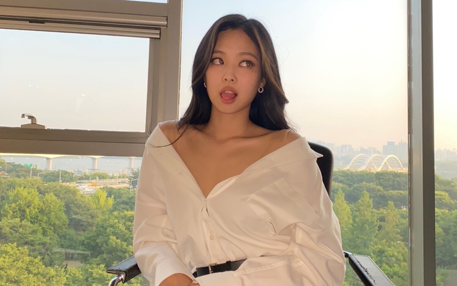 妮妮唱日语唱习惯了哈哈哈 口误唱错了 lisa及时救场 临场反应速度