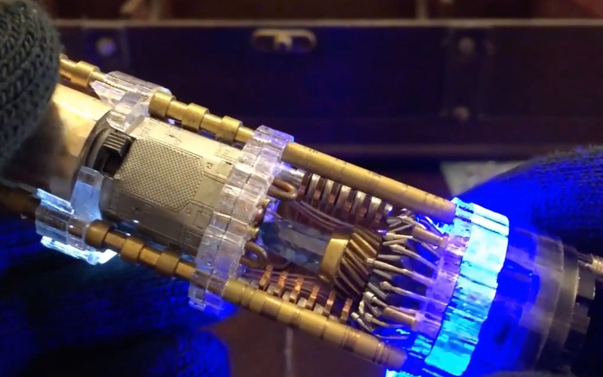 maltais60展示可以用警报器控制的多水晶内构断手剑,剑塞自带氚芯自