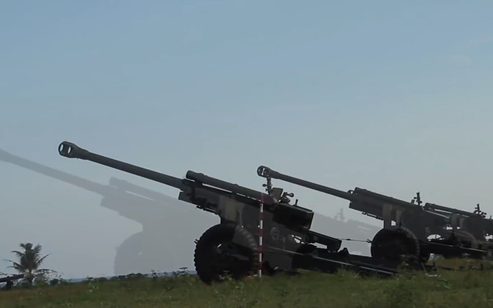 印尼陆军 kh-178 105 毫米牵引式榴弹炮实弹射击(2013 年)