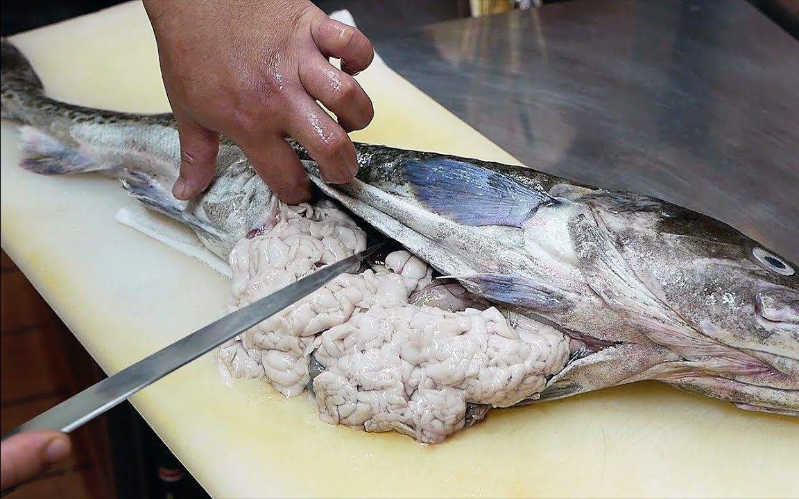 日本大厨杀鱼取白子,烫一下就吃,和生吃没有区别,难道不怕腥吗?