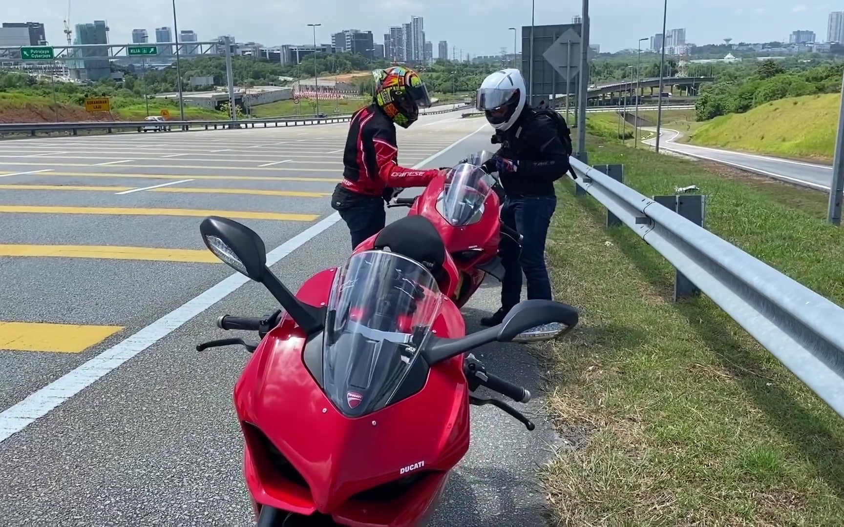 【杜卡迪】——ducati v2 and v4s 2021 test