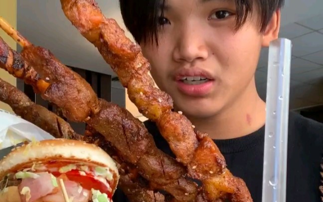 扛把子到长沙背着女朋友吃快餐_哔哩哔哩_bilibili