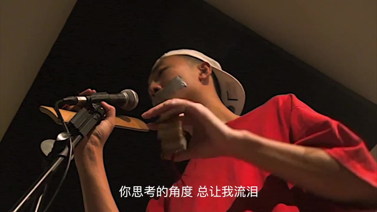 一块胶布clow一块胶布封住了我的嘴巴但我不是叛逆