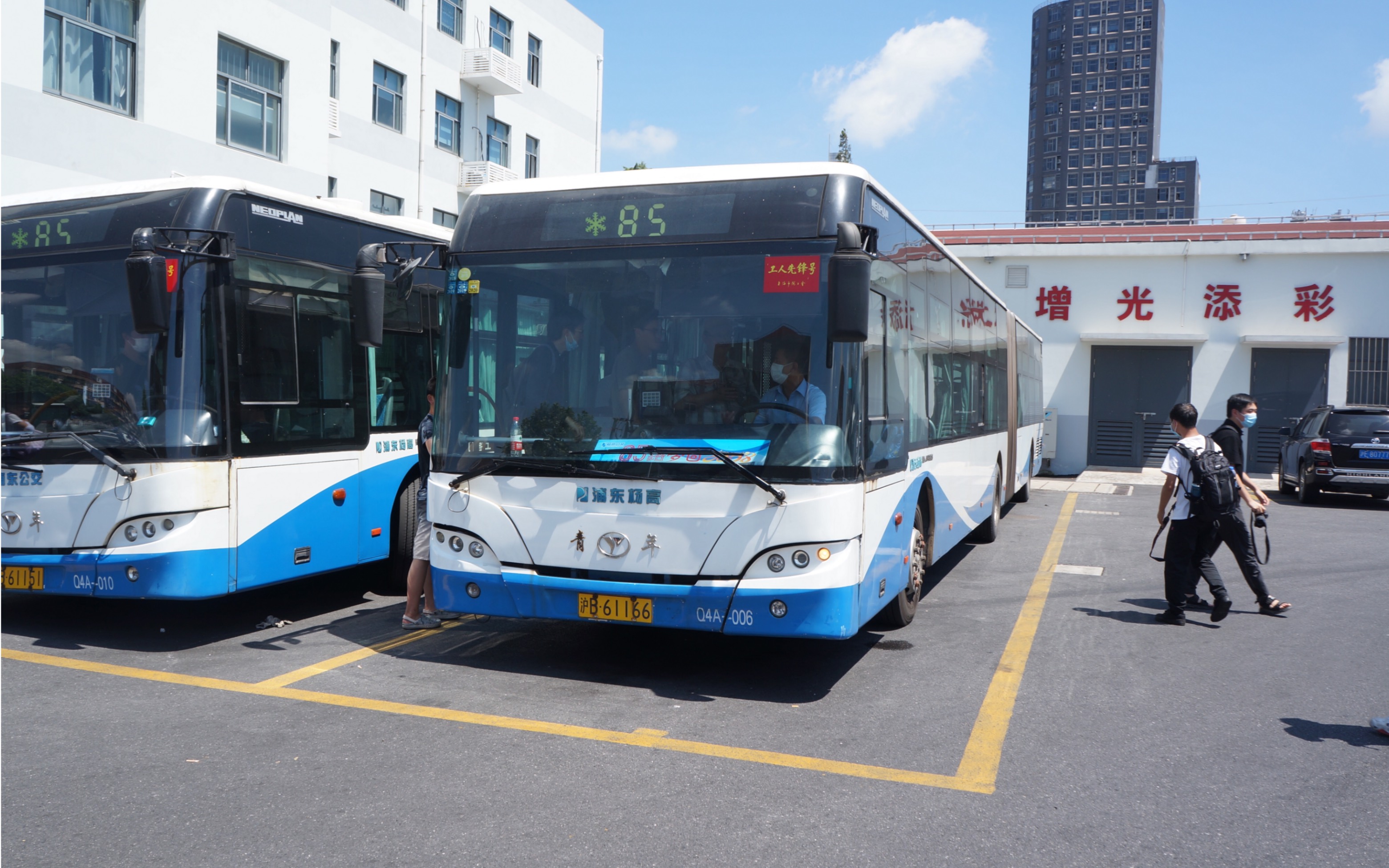 浦东杨高85路绝版巨龙车出陆家嘴地铁站(乘客视角)