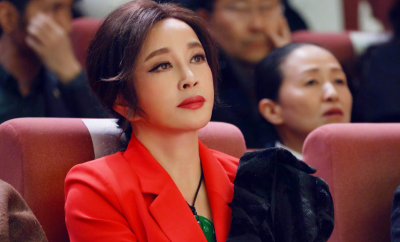 69岁刘晓庆穿花棉袄排话剧,上身显得膀大腰粗,长腿却又纤细无比