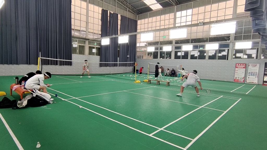 高中生羽毛球菜鸡熬夜后打球局