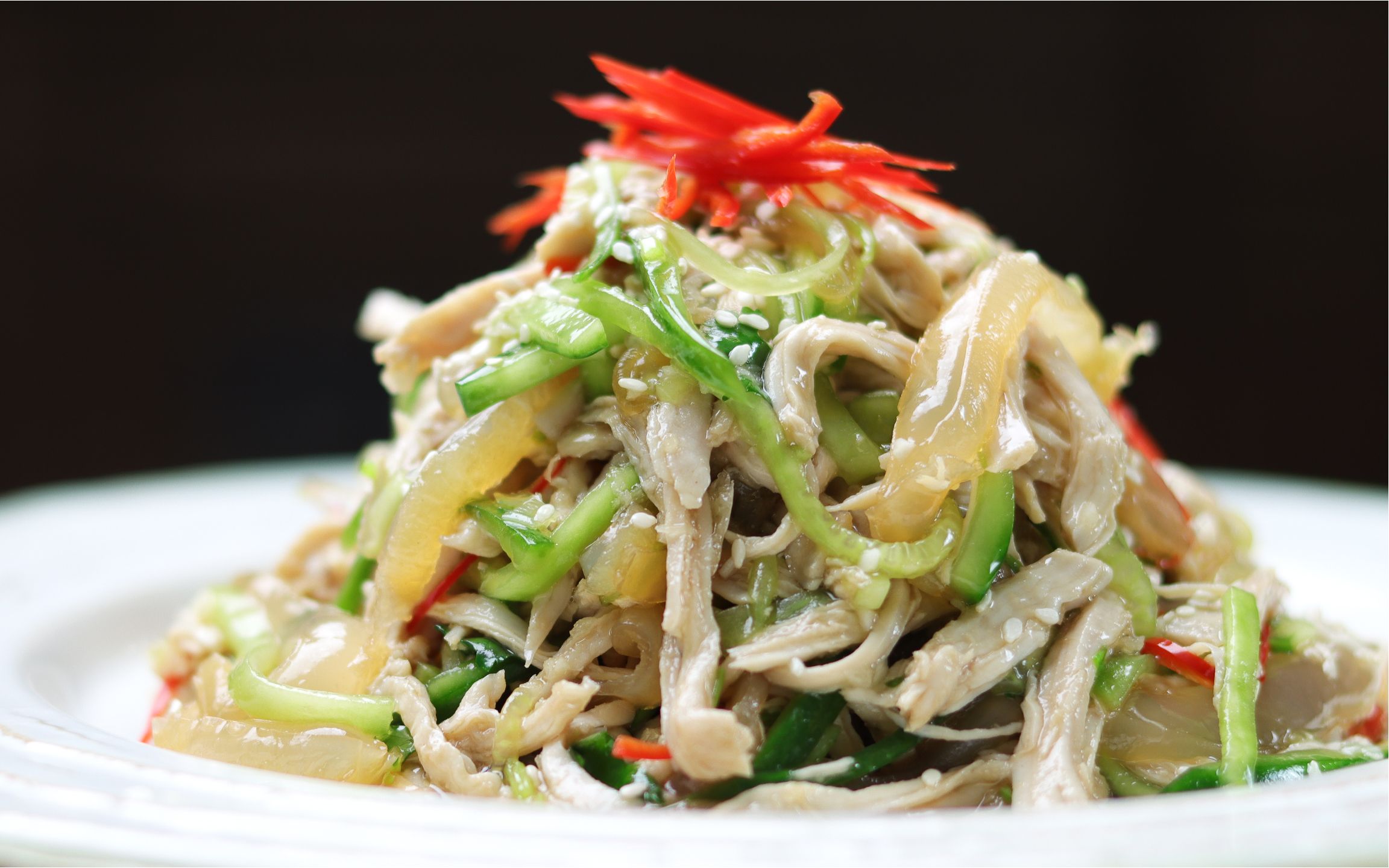 星级粤菜餐馆的前菜 凉拌海蜇鸡丝 这搭配有意想不到的美好口感 配上