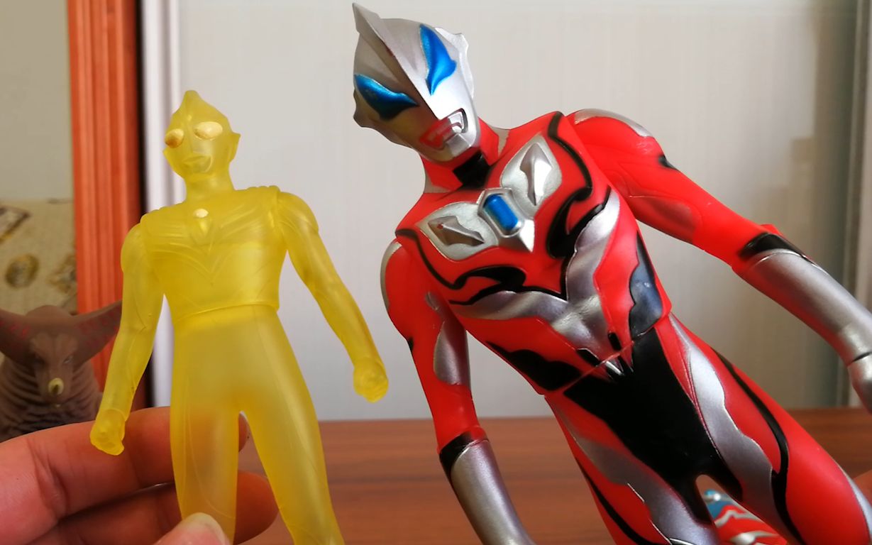 闪耀迪迦和盗版捷德奥特曼对比,捷德比迪迦大好多,但做工却差劲_哔哩