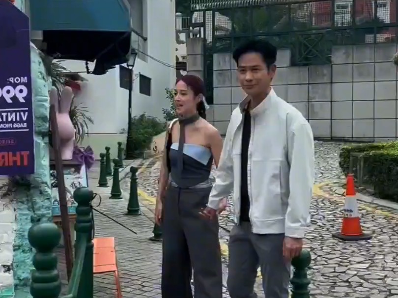 郑嘉颖 携妻子陈凯琳逛澳门,能看出两人相差22岁,状态真好