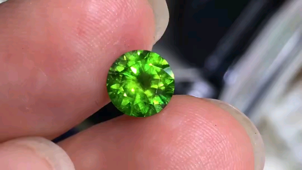 正圆带马尾丝包体的翠榴石