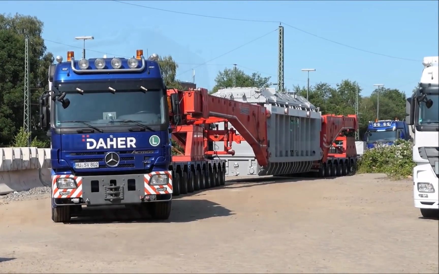 【hansebube】(德国/汉堡)两部奔驰重型牵引车运送488吨的变压器