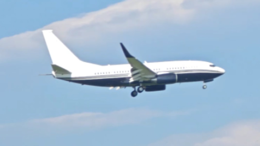 阿联酋私人波音737bbj公务机落地北京