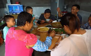 Tải video: 今天在家捆葱葱准备晚上去卖，老爸做一道麻辣牛蛙，麻辣鲜香真解馋