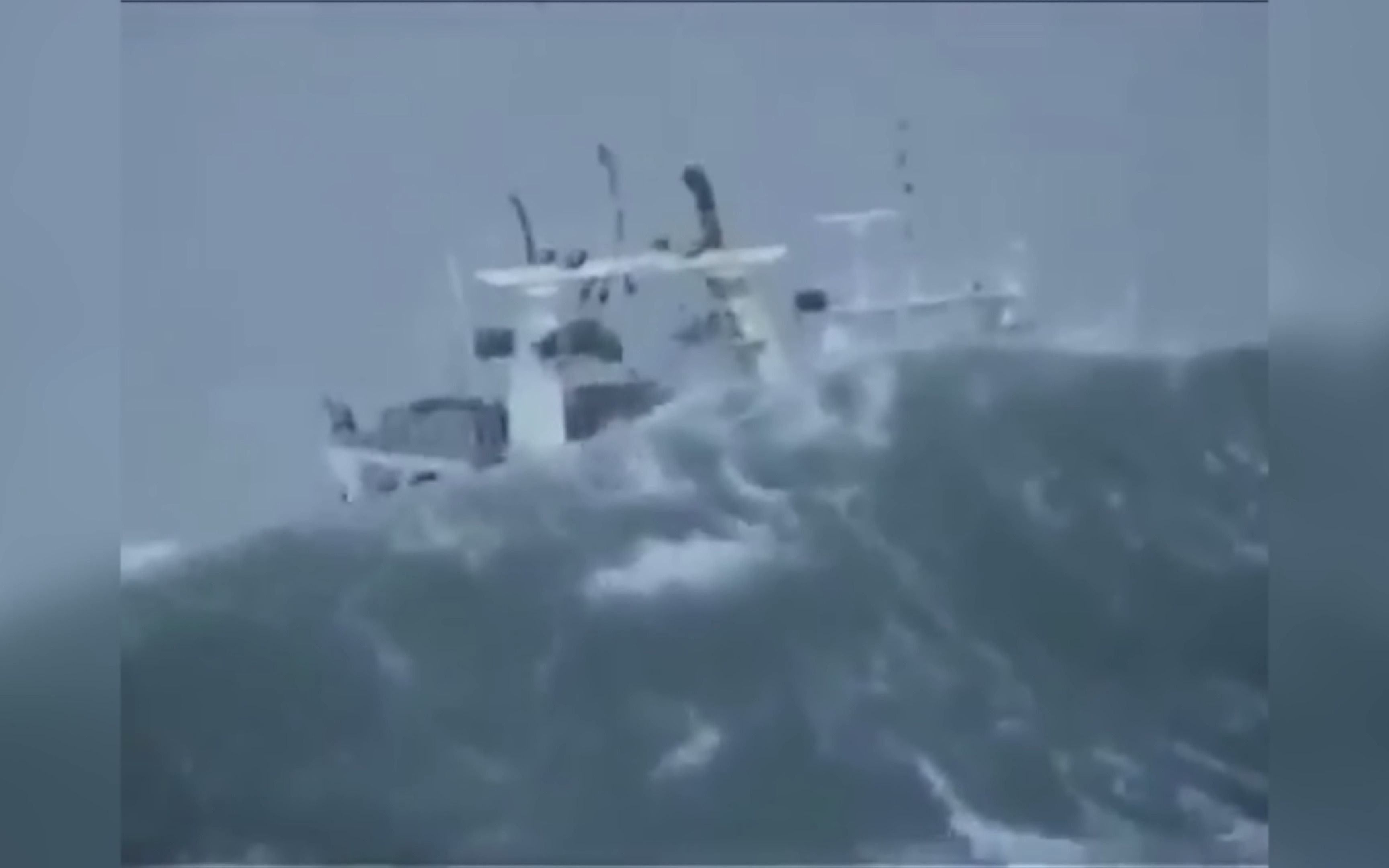 [图]在暴风雨中航行，10多种令人惊异的怪兽级海浪，飓风和雷暴