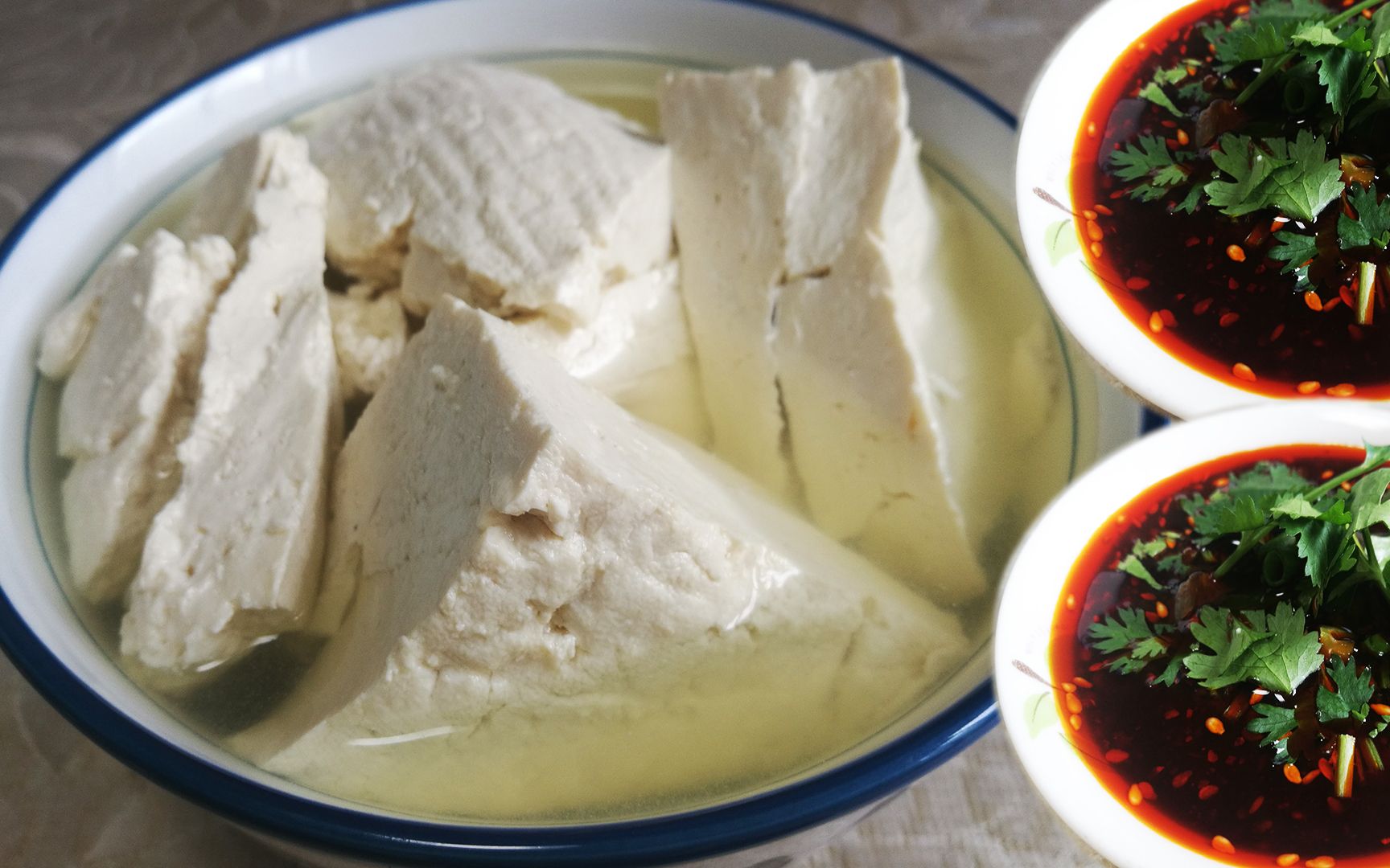 水豆腐又叫豆花石膏成型沙布滤渣传统做法配上红辣油碟豆香入胃入脾