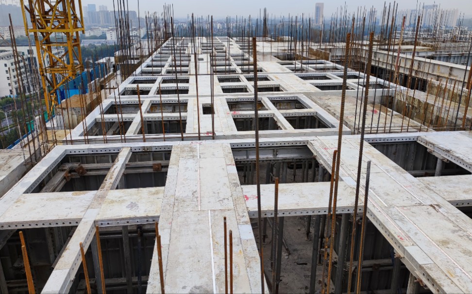 实拍工地铝模顶板水平调校,千斤顶紫外线都用上,噼里啪啦一顿锤