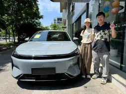 Download Video: 新车10万多，96年夫妻小两口，首付28800，喜提新车，这车怎么样？