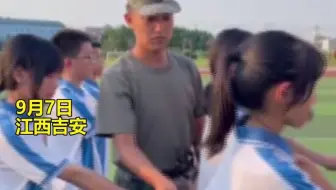 注重细节，军训教官不用手碰女生，用木条纠正女生动作！