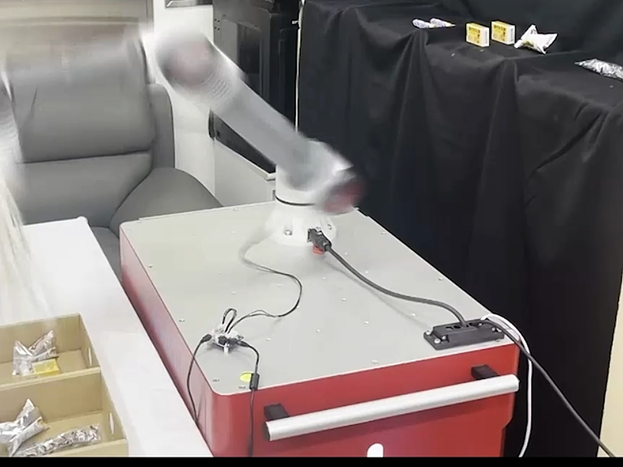 研究人员研发出一种新型机器人抓手,它能够同时抓取和移动多个物体