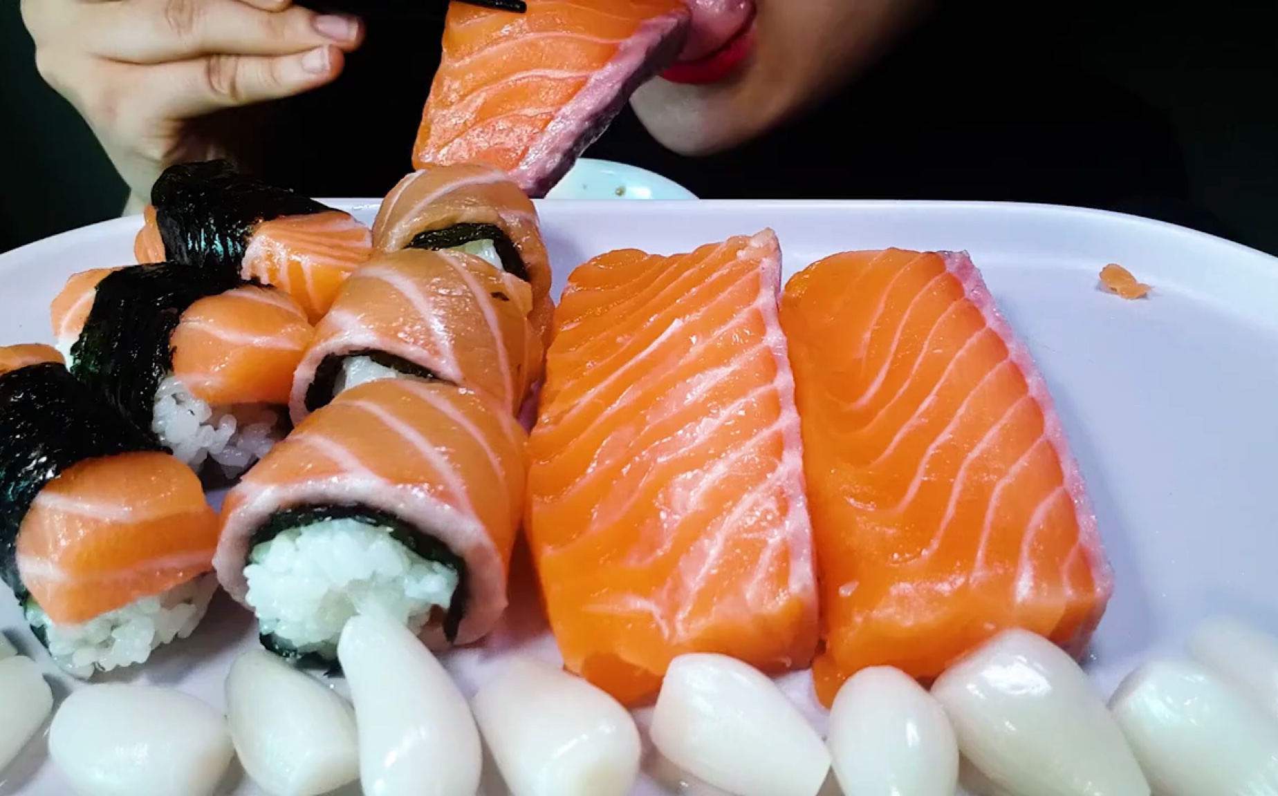 吃货小姐姐吃三文鱼刺身 三文鱼寿司