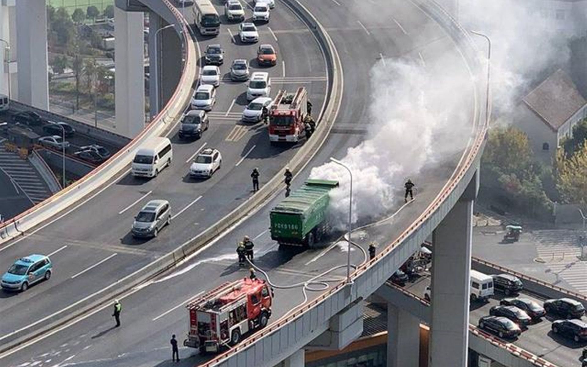 突发!上海南浦大桥一土方车起火,现场黑烟滚滚