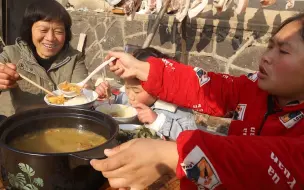 Tải video: 婆婆给胖妹做衣裳，胖妹熬猪肚菌菇汤，汤鲜味美，祖孙3代吃过瘾