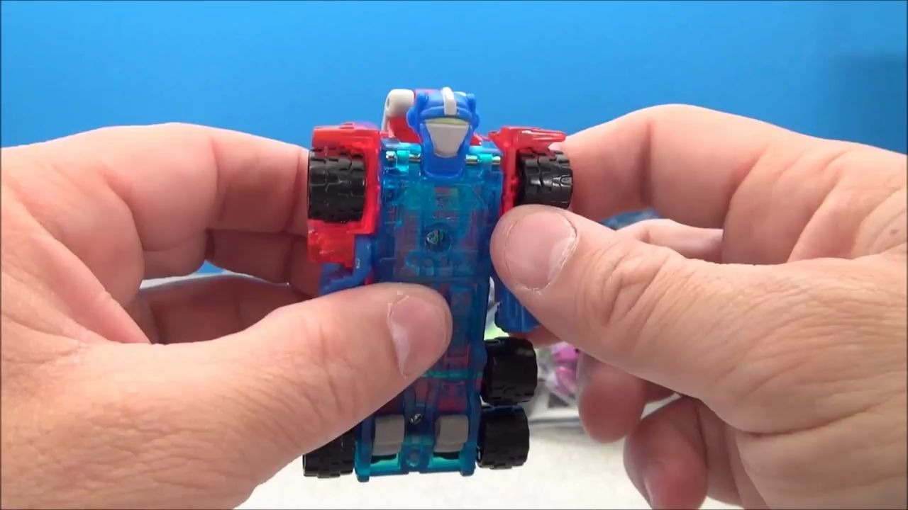 【搬运】老外解说2002年麦当劳版变形金刚雷霆舰队系列玩具_哔哩哔哩