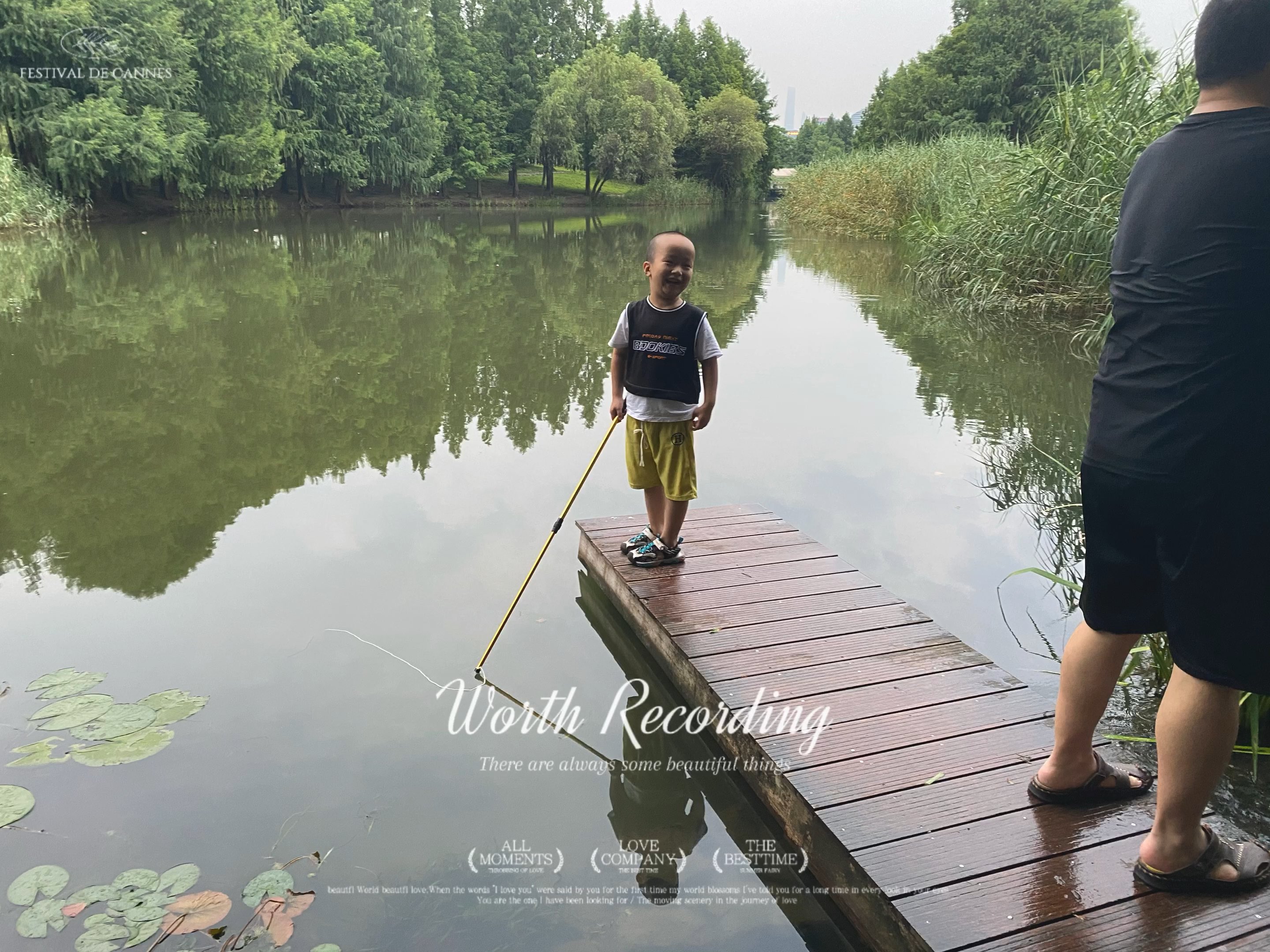 小男孩湖边钓鱼,童趣满满!