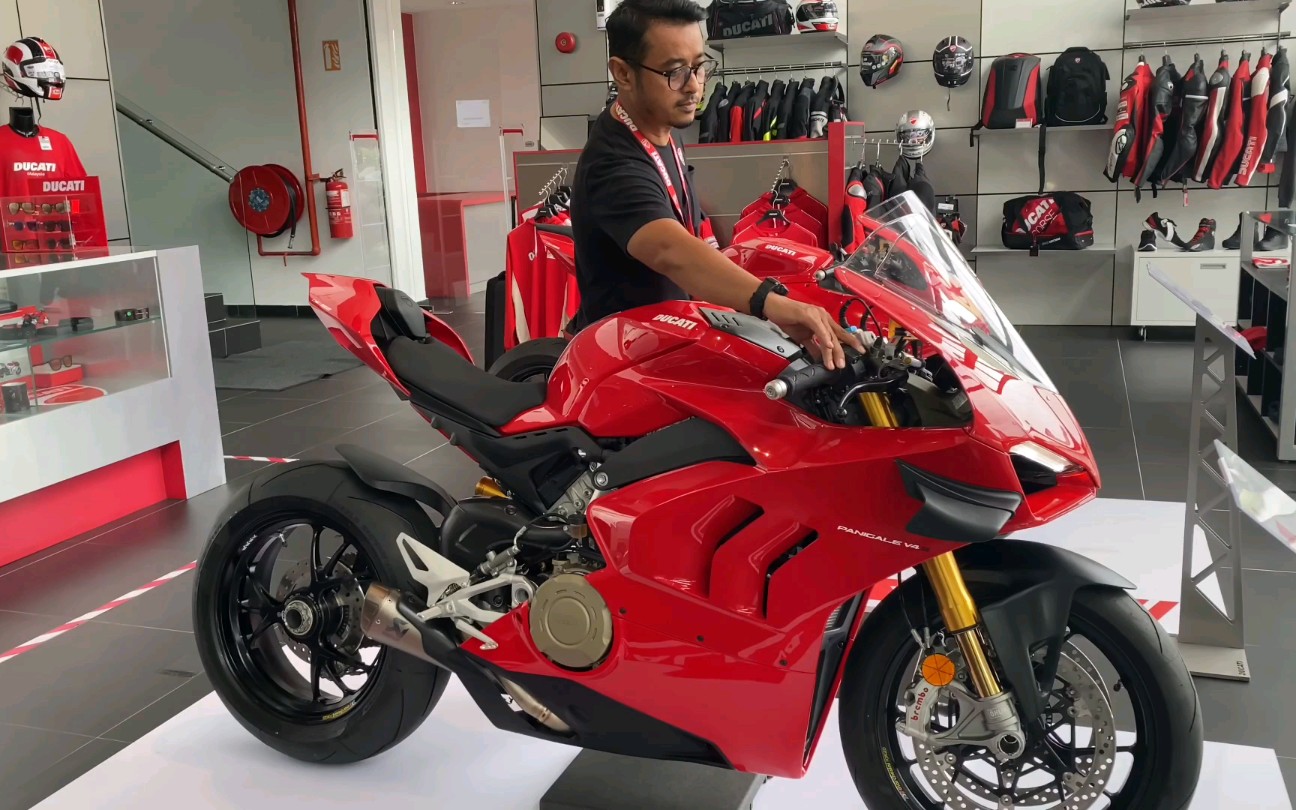 杜卡迪v4跟v2放在一起,你们会区分吗?