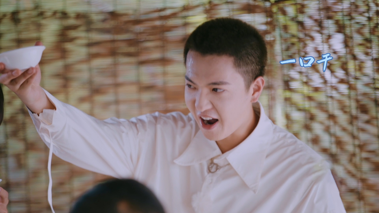 山东大汉就是豪爽!董岩磊被敬酒,二话不说一口喝掉