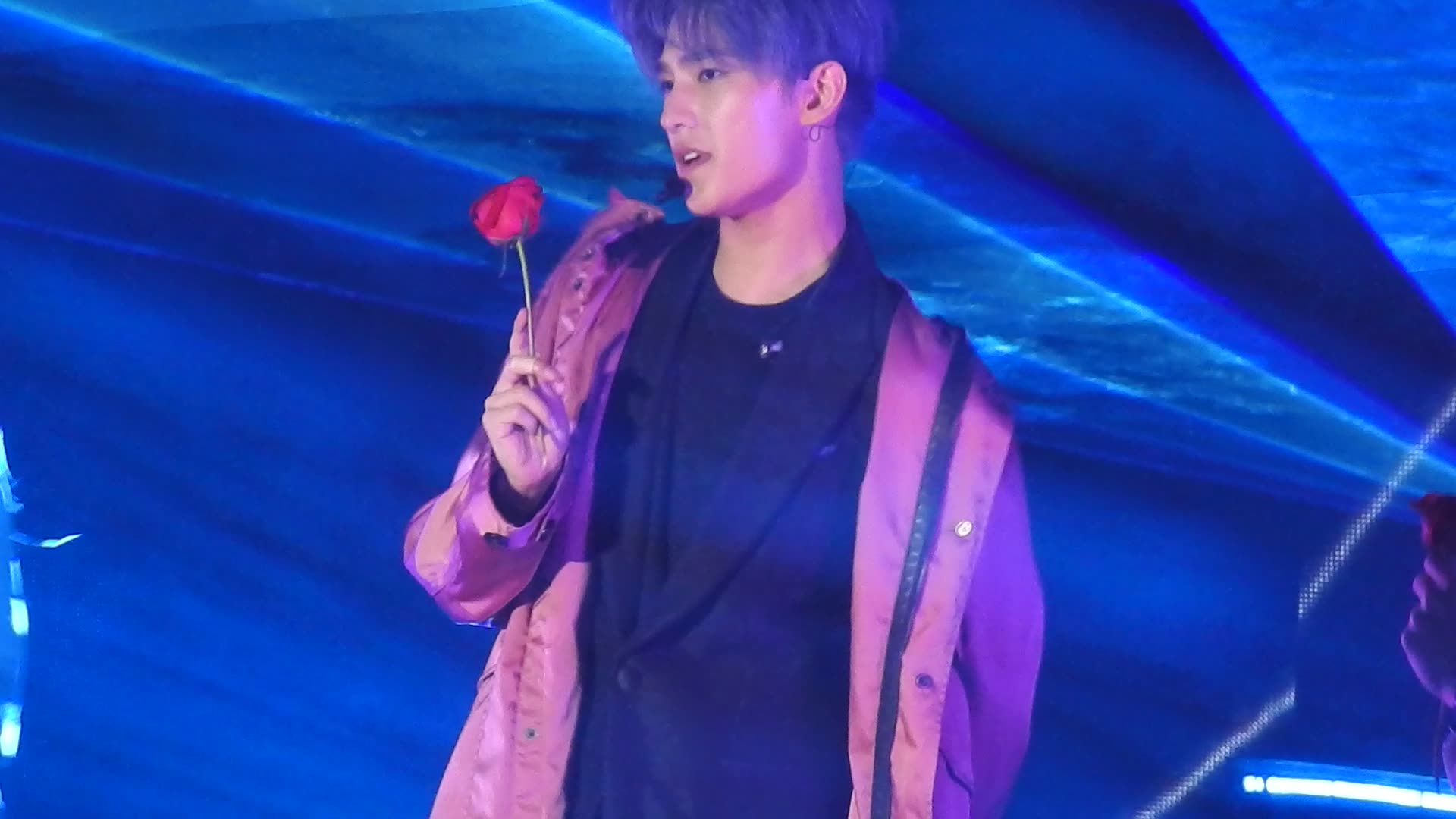 杨洋生日会 演唱新歌《就像是idol》