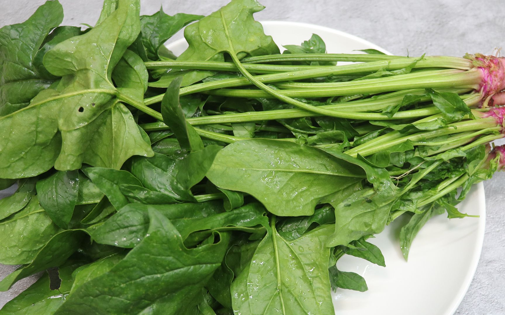 春天要多吃菠菜,农村老人教的新吃法,不炒不凉拌,营养美味健康