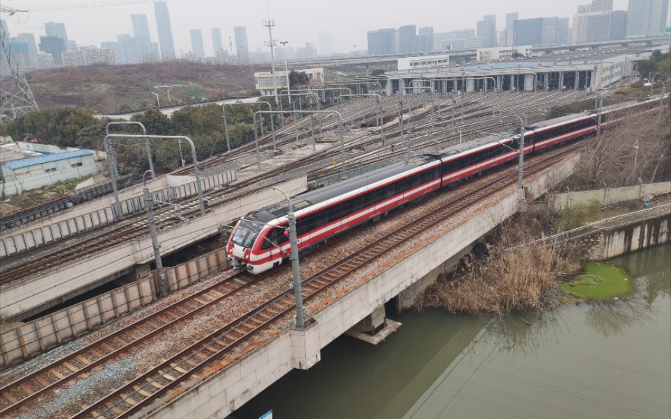 【南京地鐵】2號線 油坊橋站 列車入地視頻