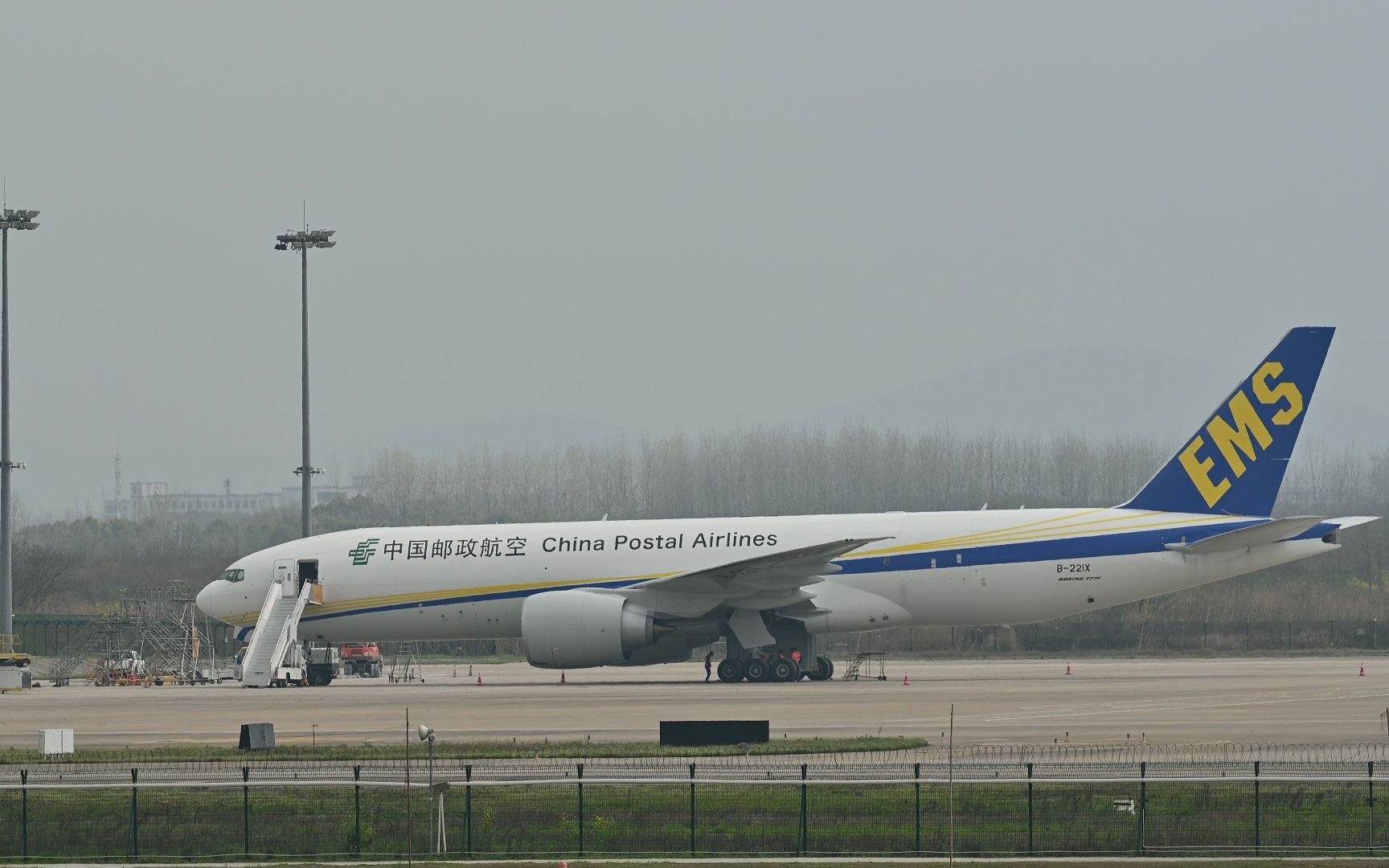 邮政ems刚提的777全货机,一堆人里里外外熟悉一番,对比之下777是真的