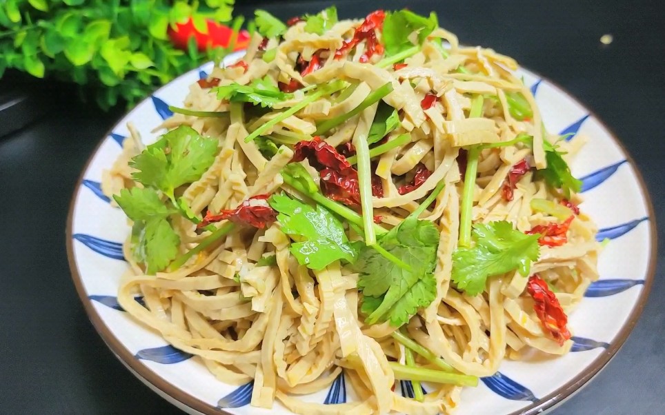 大厨告诉你:这才是炝拌干豆腐丝的正确做法,好吃有技巧,香辣开胃,吃着