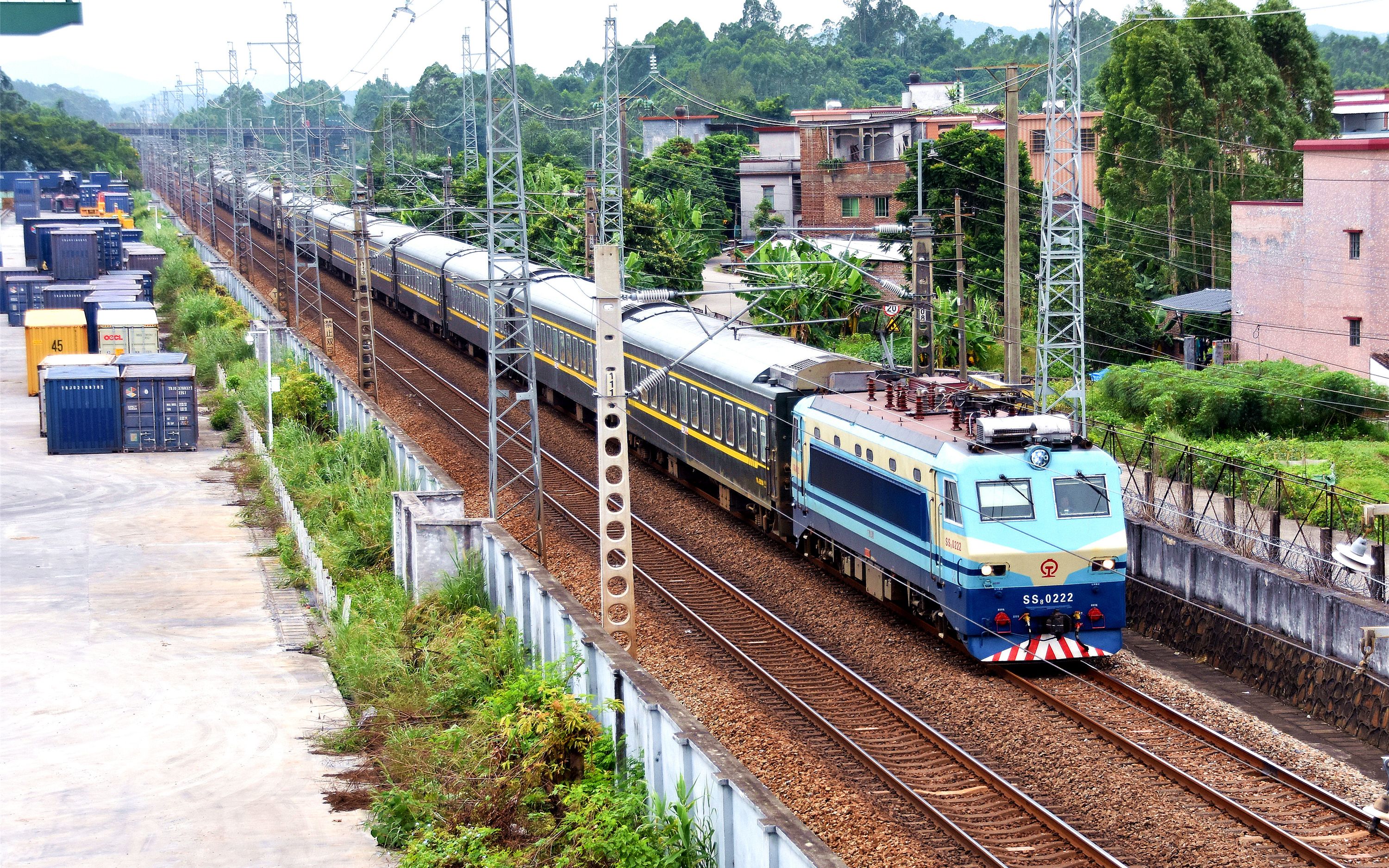 广铁长段韶山80222扫把电力机车牵引客车k1172惠州达州通过源潭货场