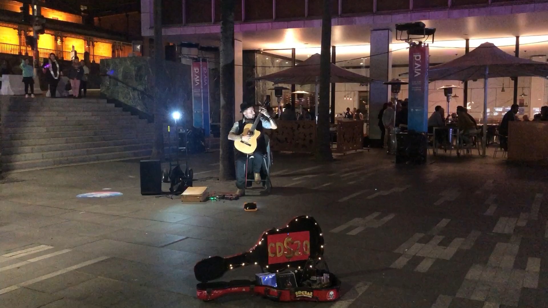 悉尼灯光节vividsydney 街头艺人吉他演绎《权力的游戏》主题曲