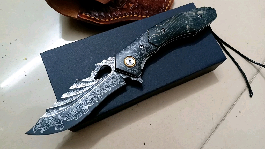 著名刀匠师傅手工制作大马士革折叠刀