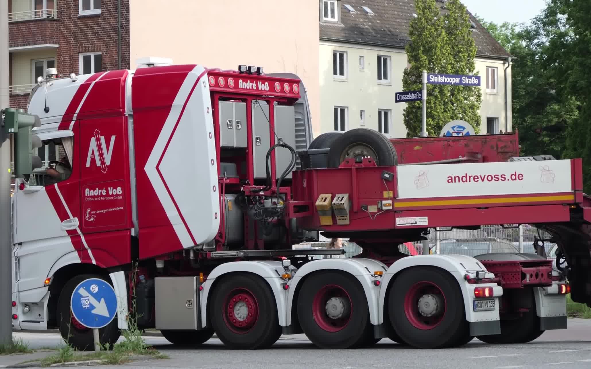 奔驰卡车运输利勃海尔960挖掘机