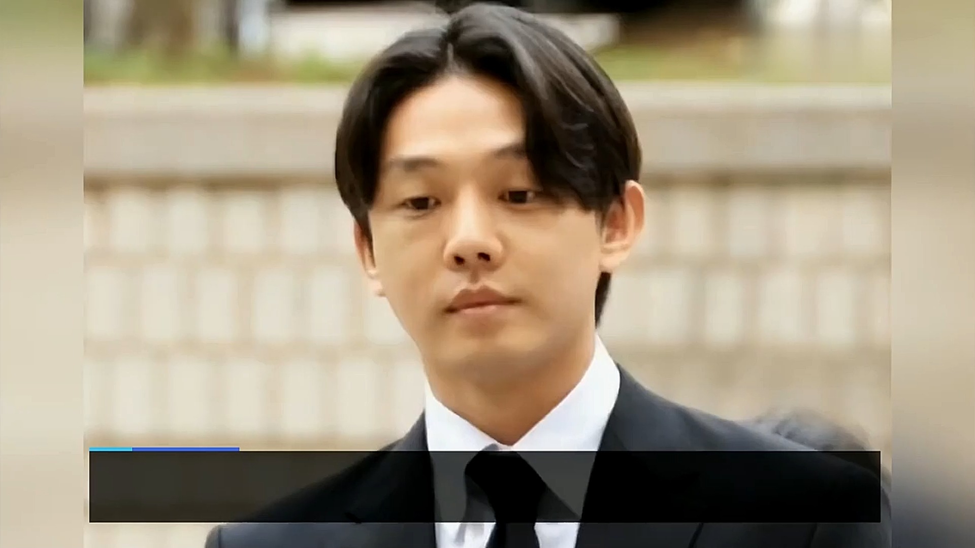 刘亚仁被警方上铐带走:走路踉跄声音颤抖,警员用力拉着他前行