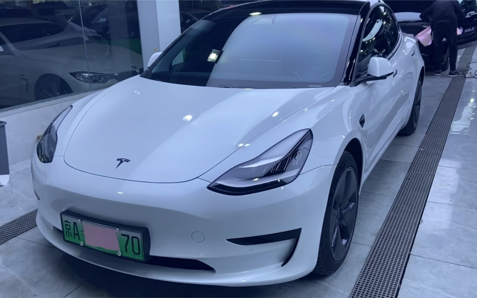 特斯拉model3悬浮车顶到位