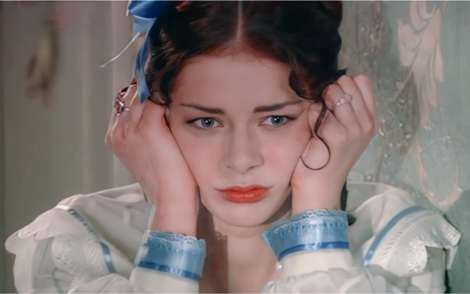 " 她美得像精致的洋娃娃 ."【玛丽娜·亚历山德罗娃】