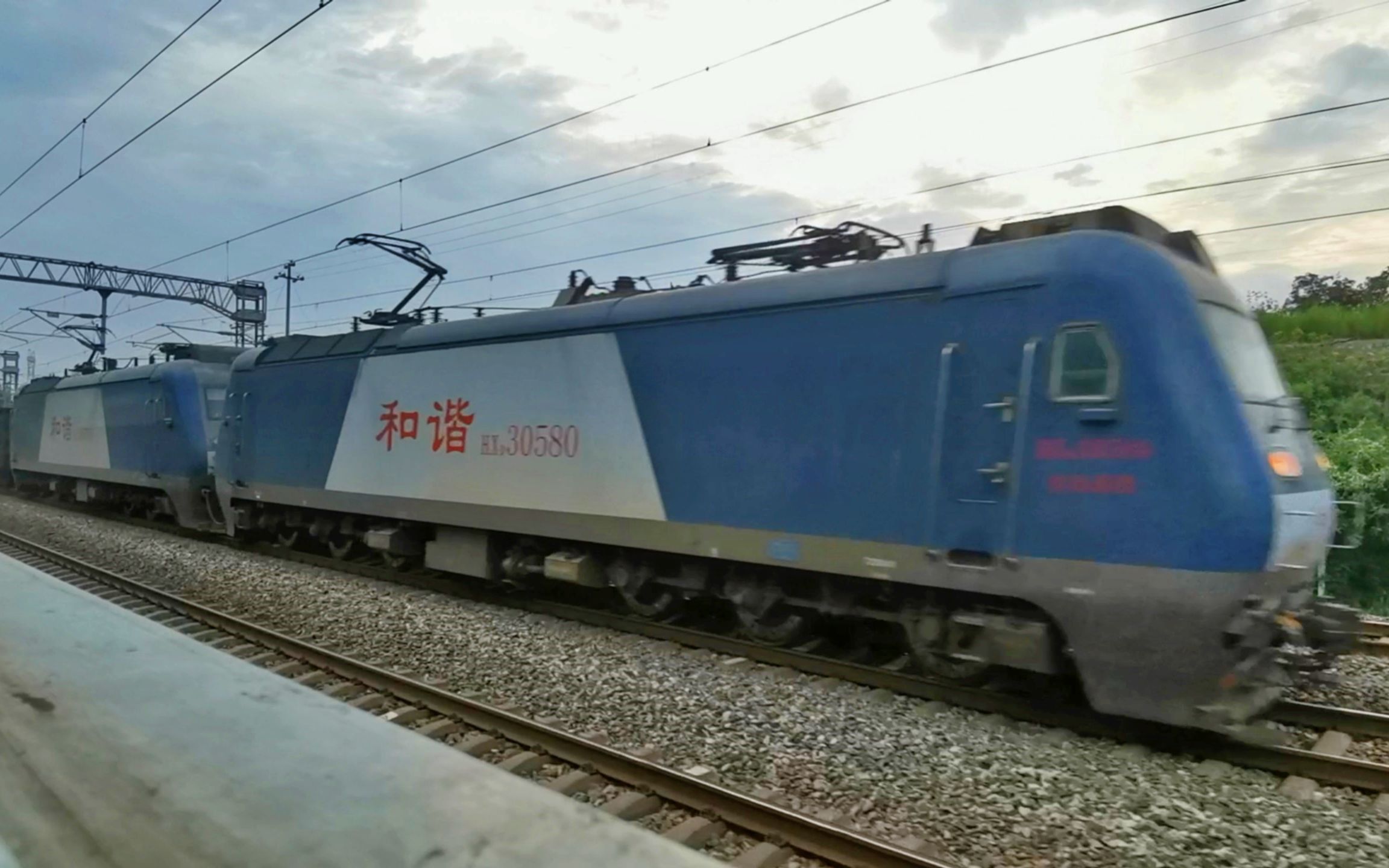 侧方展望榆林西安7005次列车行经西延线钟家村站张桥区间路遇双机重联