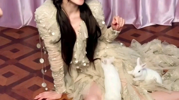 迪丽热巴抱兔子花絮live图