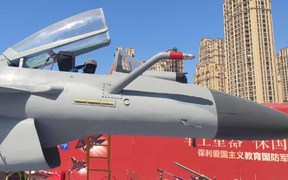 保利军工展歼10c模型绕机拍摄