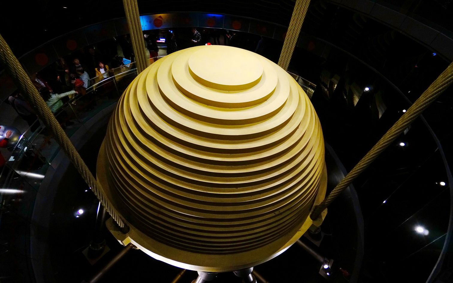 660吨的大铁球全靠几根线悬挂吊在摩天大楼中间到底有什么用