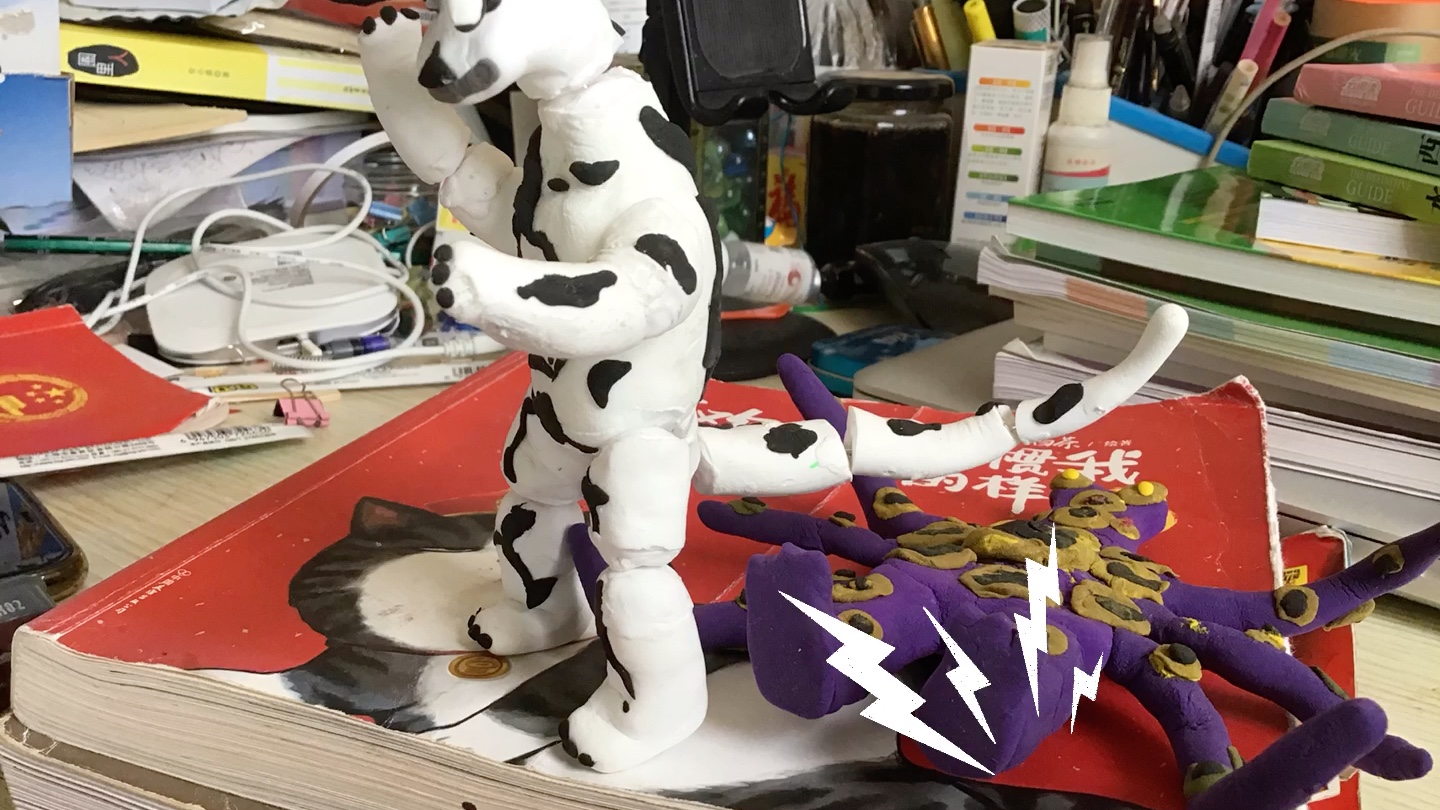 怪兽格斗(那些怪兽都是我用粘土捏的,只有艾雷王有可动)