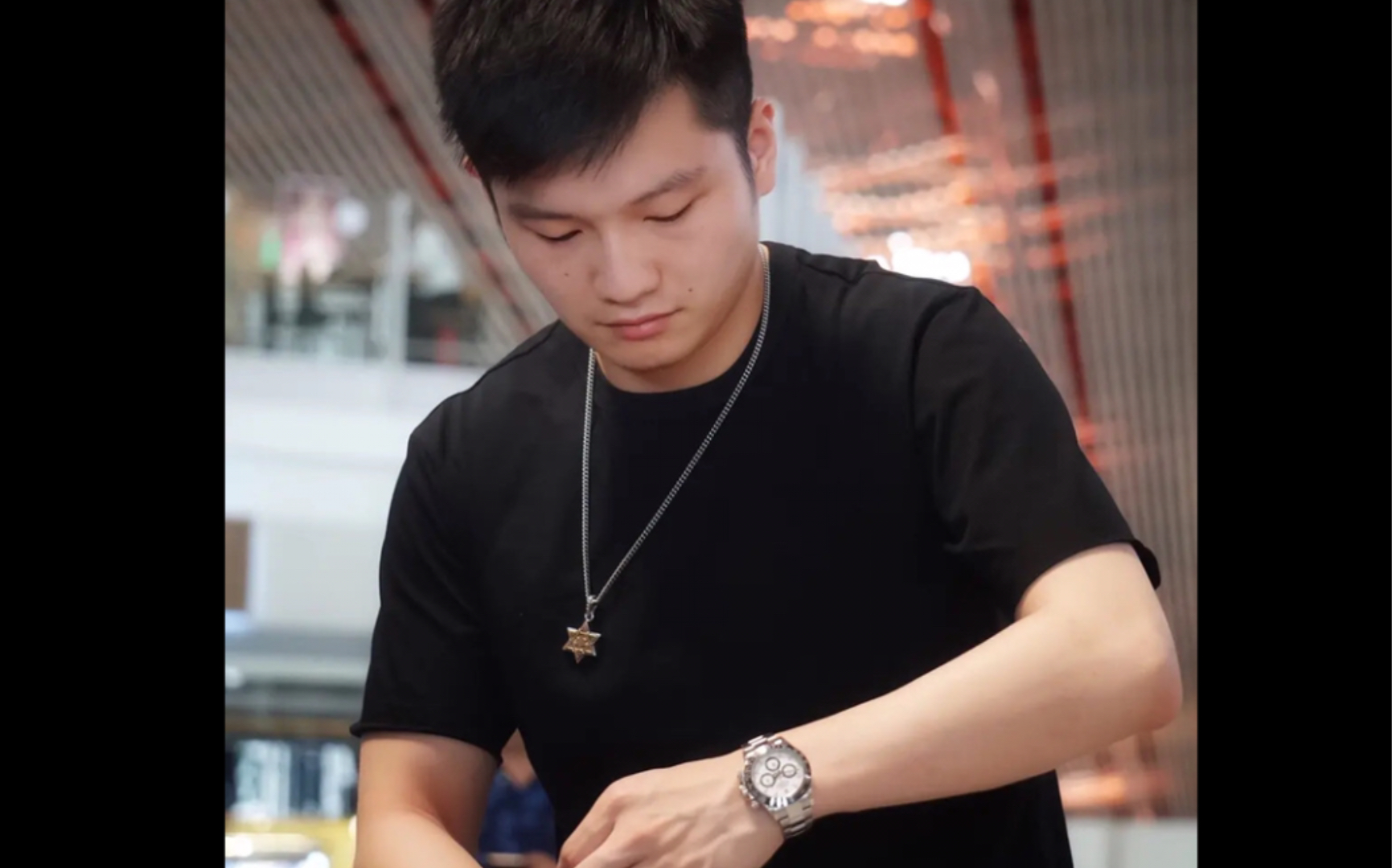 【樊振东】候机跟拍·黑色私服配手表