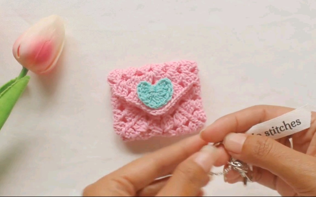 毛线编织可爱值爆棚的爱心零钱包,钥匙扣,隔着屏幕都能闻到浪漫气息!