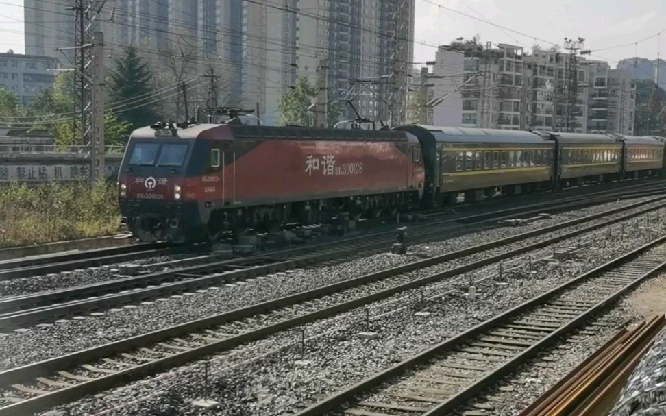 2020118沪昆线六盘水站附近拍车昆局昆段hxd3d0128牵引6082次六盘水